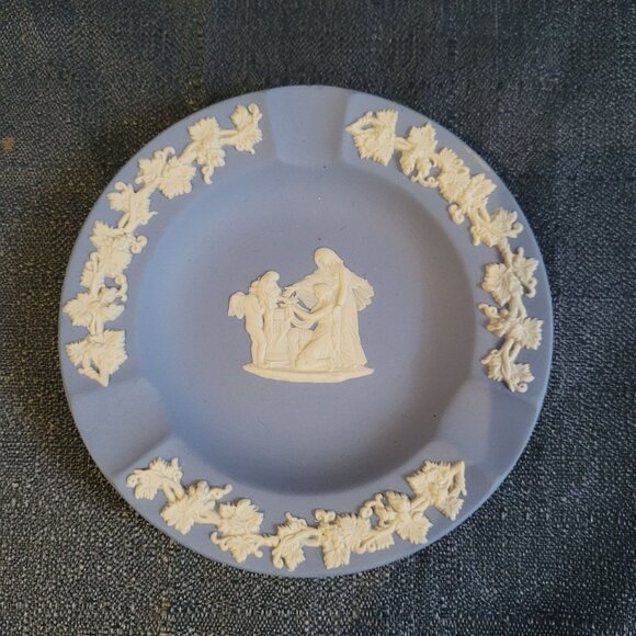 Wedgwood Blue Jasperware Ashtray Vintage Made In England Floral Relief Design 4. - Picture 1 of 6